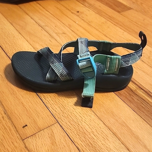 Kids size 2 Chaco sandals - Picture 3 of 4